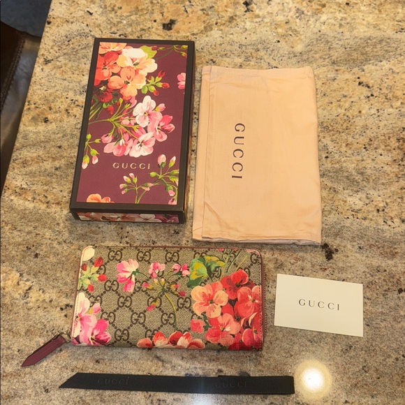 GUCCI SUPREME BLOOMS WALLET Full Inclusion - Picture 3 of 13